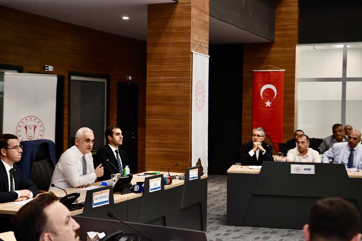 mus_bld's tweet image. 📌. Muş Belediyesi Eş Başkanı Sırrı Söylemez, Muş Valisi Avni Çakır başkanlığında düzenlenen 2025 Yılı "3. Dönem İl Koordinasyon Kurulu Toplantısı”na katıldı.
Söylemez, toplantıda Muş Belediyesinin yapılan ve yapılacak projelerini sundu.