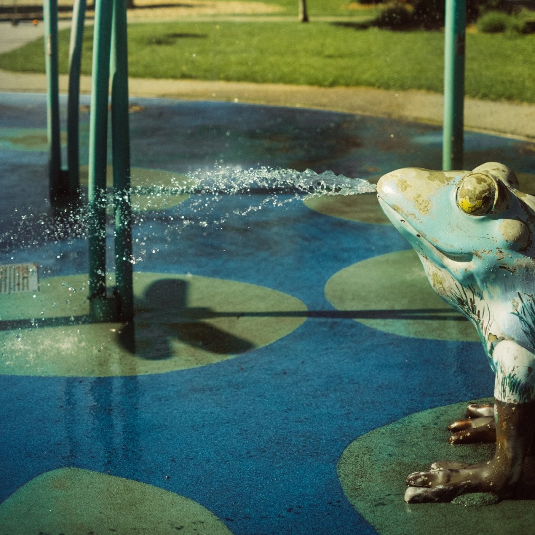 cityoftoronto's tweet image. ☀️Grab your sunscreen, your flip-flops, & visit your neighbourhood splash pad for some fun under the sun for the whole family.
💦 With over 140 splash pads across the city, they’re perfect for beating the heat! Open every day from 9 a.m. to 9 p.m.
More: toronto.ca/explore-enjoy/…