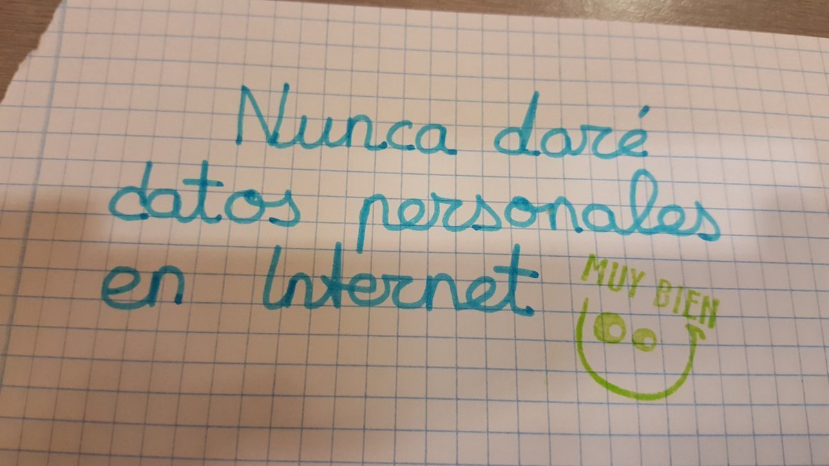 En #Internet los peligros no se ven, pero existen...

Protege a tu hij@ del #grooming con estos consejos:

🗣️ Habla sobre los riesgos de las #rrss
🗣️ Enséñale que no todos en la red son quienes dicen ser
🗣️ Explícale por qué es vital #denunciar