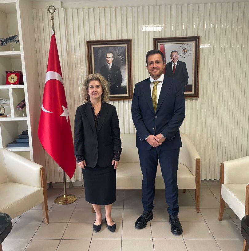 ALP24 Türk Enerji şirketi başdanışmanı Aziz Esen, Büyükelçimiz Deniz Erdoğan Barım’ı ziyaret etmiştir. Görüşmede Fildişi Sahili’nin genel ekonomik görünümü ve olası fırsatlar değerlendirilmiştir.