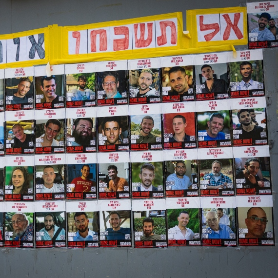 radio103fm's tweet image. חירות נמרודי, אימו של תמיר החטוף בעזה: "האפשרות לגמור את הסיפור הזה ולראות את אחרון החטופים חוזר הביתה, הוא מרגיש לעיתים דמיוני"
@eldadarieh
צילום: יונתן זינדל/פלאש90