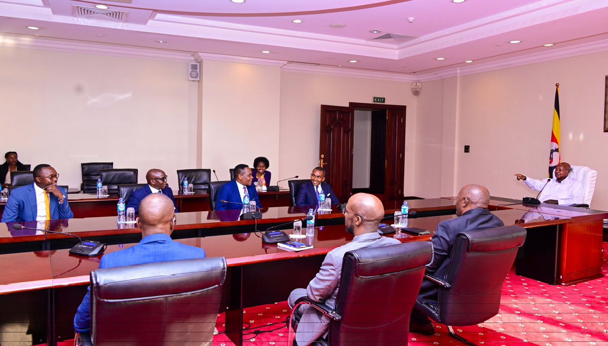 StateHouseUg's tweet image. President @KagutaMuseveni welcomed a proposal from Hon. Jerry Slaa, Minister for Information, Communication & Technology of Tanzania, and Samanga to co-invest in extending internet infrastructure from Kikagate into Uganda, which will enhance connectivity and regional integration.