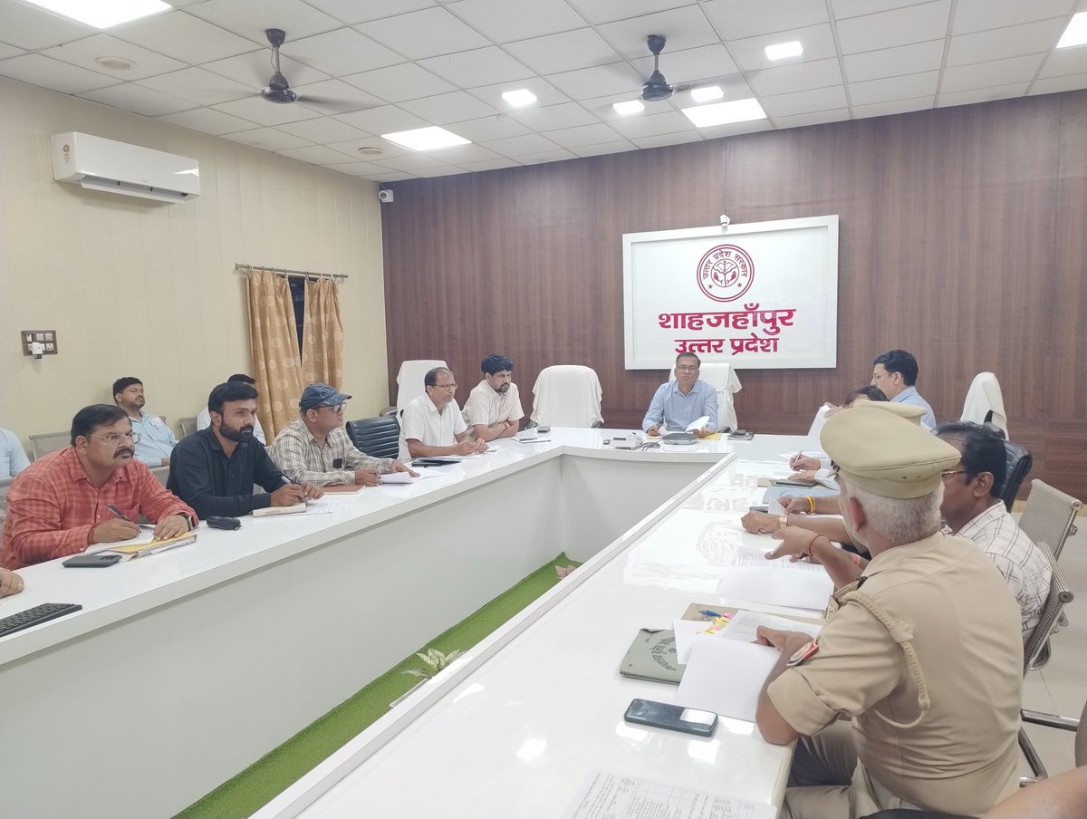 dmupsha's tweet image. जिला सडक सुरक्षा समिति की बैठक में विगत माह में संबंधित विभागों द्वारा कराये गये कार्यों की समीक्षा की तथा सडक दुर्घटनाओं को कम करने एवं यातायात को सुगम बनाने पर विशेष बल दिया गया। 05 बार से अधिक चालान हुए वाहनों को ब्लैक लिस्ट हेतु निर्देशित किया।