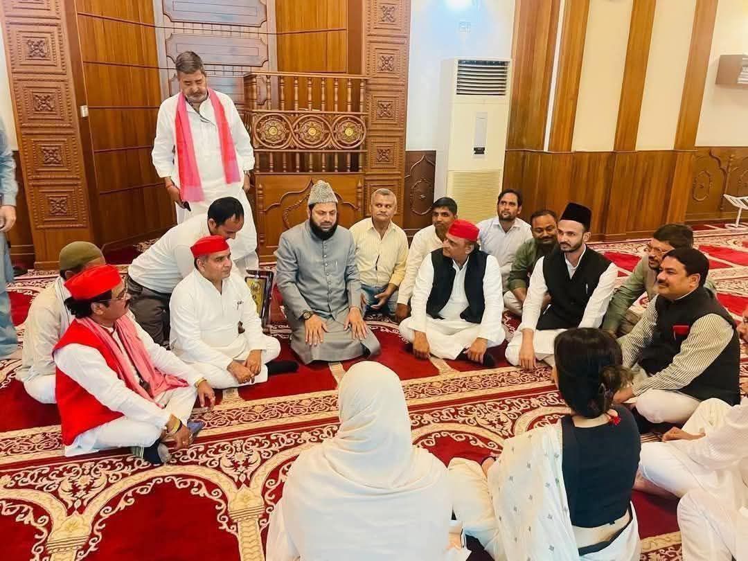 नमाजवादी पार्टी के अध्यक्ष अखिलेश यादव ने संसद परिसर के पास स्थित मस्जिद में राजनीतिक बैठक की।
ये वही हैं जिन्होंने राम मंदिर के भव्य उद्घाटन (22 जनवरी 2024) को “राजनीतिक प्रोजेक्ट” बताकर दूरी बना ली थी…

यह “धर्मनिरपेक्षता” नहीं, बल्कि वोट बैंक के लिए किया गया पाखंड है।