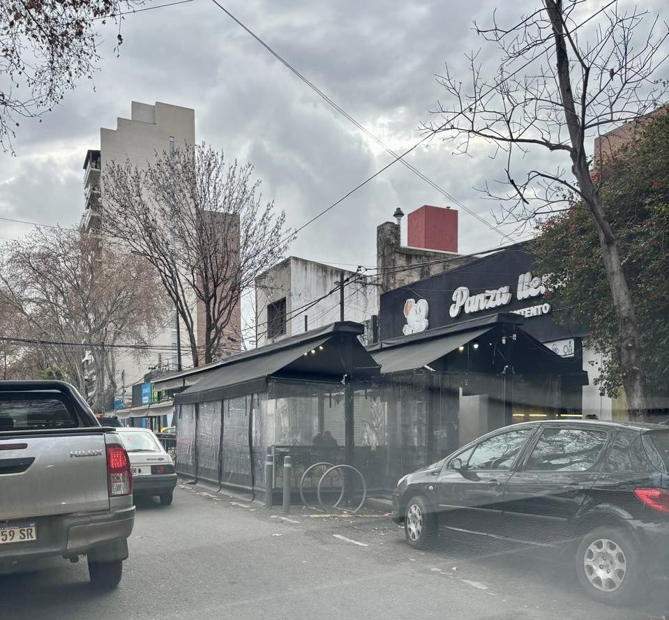 La propuesta de <a href="/pablojavkin/">Pablo Javkin</a> <a href="/mariuschmuck_/">María Eugenia Schmuck</a> y <a href="/CaroLabayru/">Carolina Labayru</a> : calles y veredas usurpadas por bares amigos. Les importan un carajo vecinos, tránsito, orden y convivencia. Una “gauchada” provisoria de pandemia ahora es un privilegio exclusivo permanente. INADMISIBLE .Una vergüenza