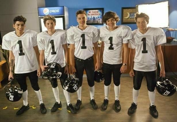 girlsclubsports's tweet image. Happy Birthday to these All-Stars! #OneDirection15Years 🏈🎤