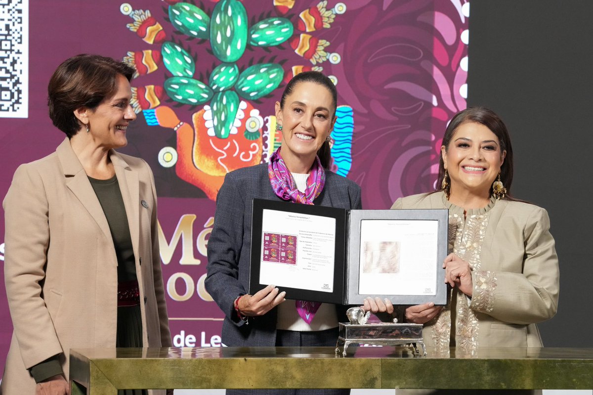 GobiernoMX's tweet image. #MañaneraDelPueblo | La presidenta @Claudiashein presenta el timbre postal que conmemora los 700 años de la fundación de México-Tenochtitlan.
Es testimonio gráfico de nuestro legado de grandeza e historia ancestral.