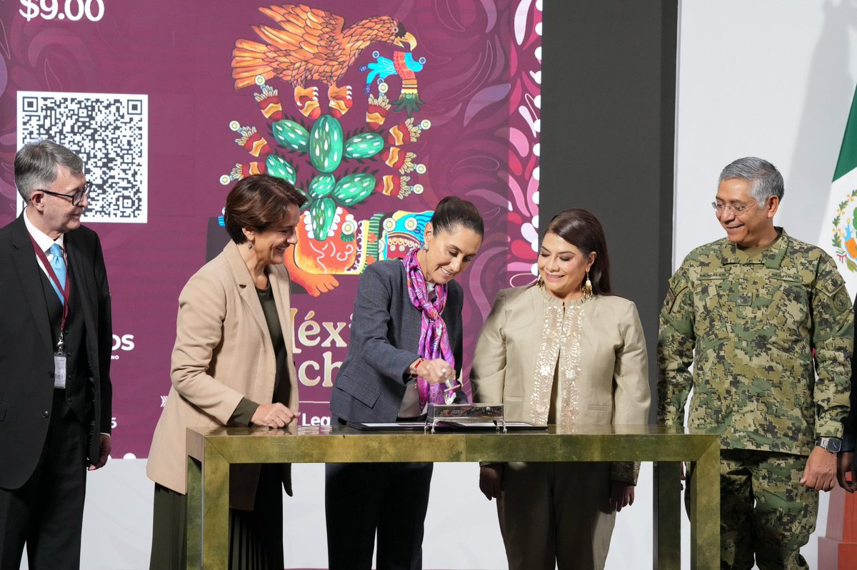 GobiernoMX's tweet image. #MañaneraDelPueblo | La presidenta @Claudiashein presenta el timbre postal que conmemora los 700 años de la fundación de México-Tenochtitlan.
Es testimonio gráfico de nuestro legado de grandeza e historia ancestral.