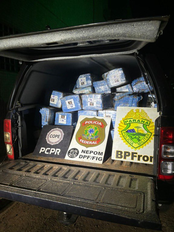 policiafederal's tweet image. 🚔 #AÇÃOPF | PF, @pmproficial e @policiacivilpr apreendem 726,5 kg de maconha no Paraná. A droga estava em embarcações provenientes do Paraguai.
➡️ SAIBA MAIS: tinyurl.com/58zcf9wt