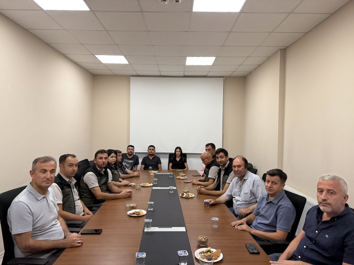 Demirci Orman İşletme Müdürlüğümüzde görev yapan meslektaşlarımızla bir araya gelerek hasbihal ettik.

Yangınlar sebebiyle oldukça yoğun geçen bu dönemde, fedakârca görev yapan arkadaşlarımıza kolaylıklar diledik.

Nazik ev sahiplikleri için Orman İşletme Müdürümüz Tayfun Doğan’a