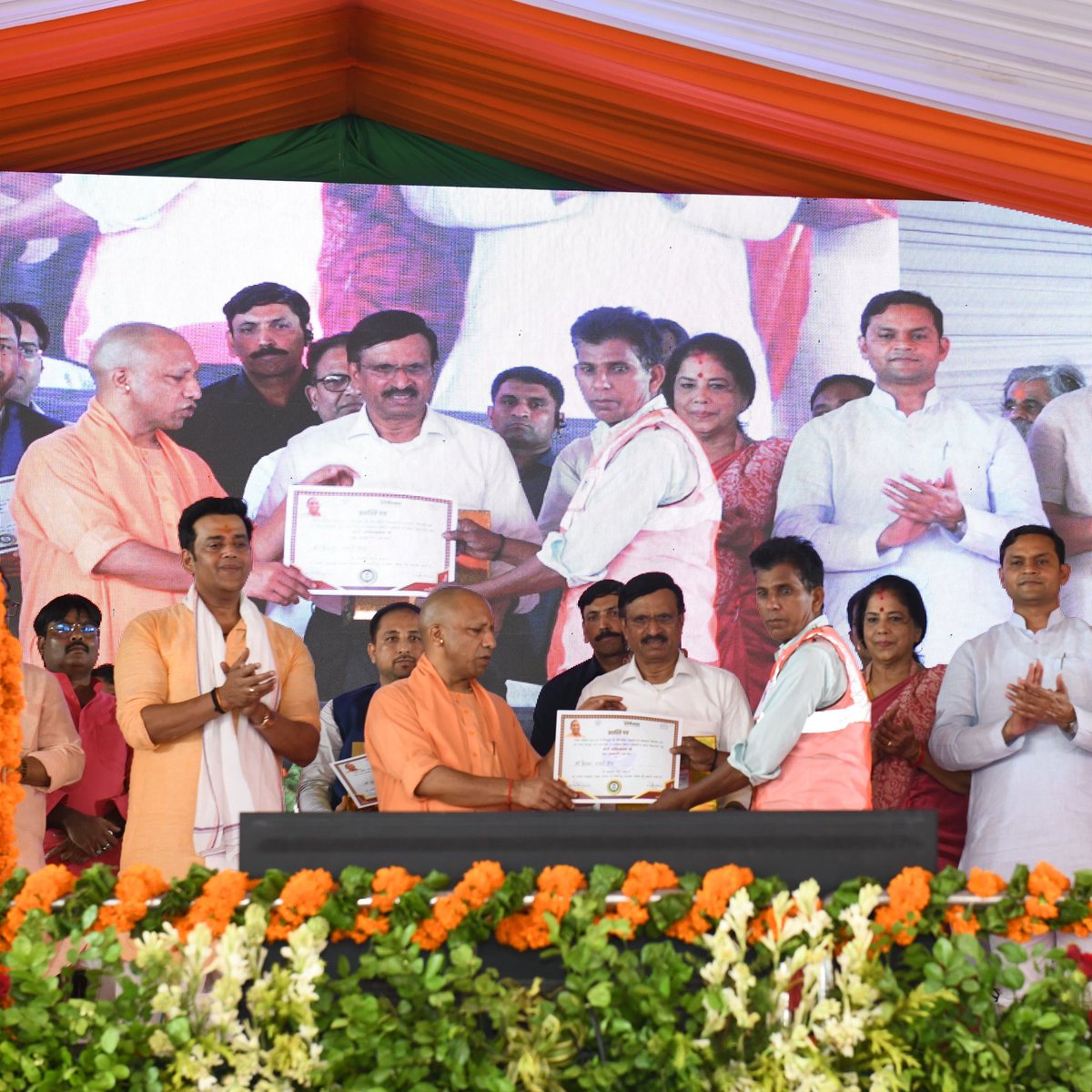 DrMangleshBJP's tweet image. आज ₹253 करोड़ की 177 विकास परियोजनाओं का लोकार्पण/शिलान्यास मा. मुख्यमंत्री पूज्य श्री @myogiadityanath जी के कर-कमलों से नगर निगम गोरखपुर में सम्पन्न हुआ।
साथ ही, UP की पहली Urban Flood Management Cell का उद्घाटन भी हुआ।
गोरखपुर को विकास पर्व की शुभकामनाएं! 🙏
#Gorakhpur