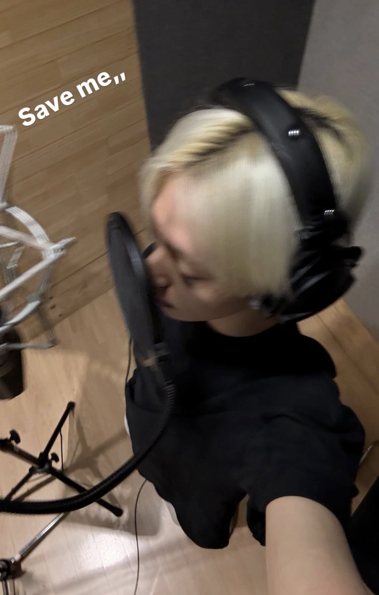 YHWLOOKS's tweet photo. 🎧🎤

#원어스 #환웅 #HWANWOONG https://t.co/EDu2vABwZY