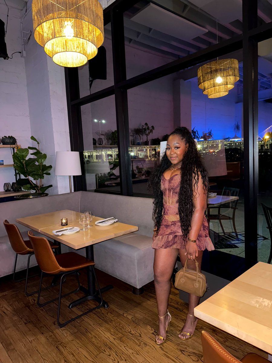 thebiggestkey__'s tweet image. Here’s to being that girl, today, tomorrow, forever 🥂