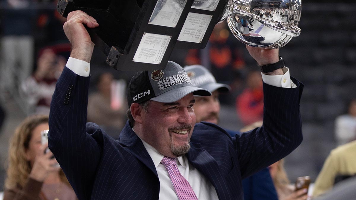 TheAHL's tweet image. Departing head coach Todd Nelson made the most of his three seasons with @TheHersheyBears, and he heads to Pittsburgh with nothing but great memories of his time in Chocolatetown.

📝: @pwilliamsAHL | theahl.com/news/nelson-le…