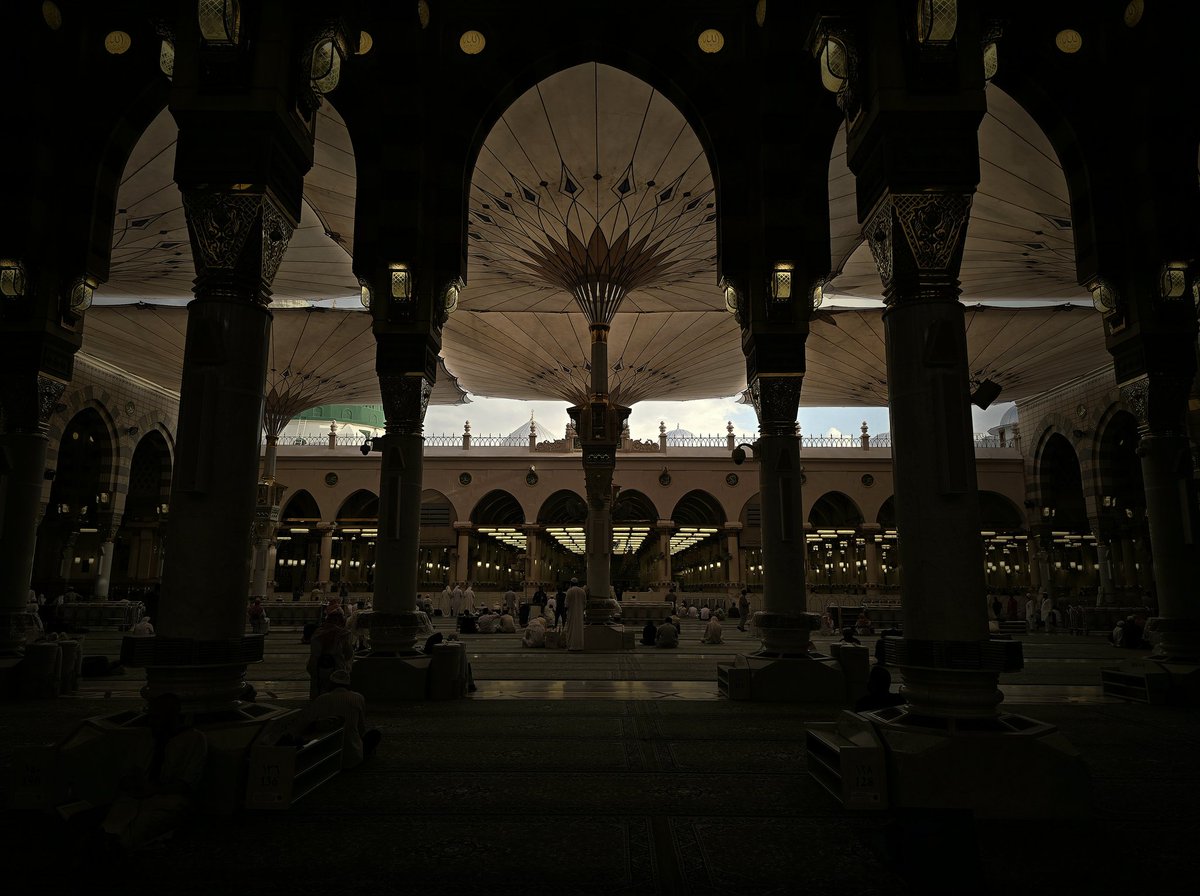 Deep inside the arches of the Haram, on a gloomy day.

#المدينة_المنورة