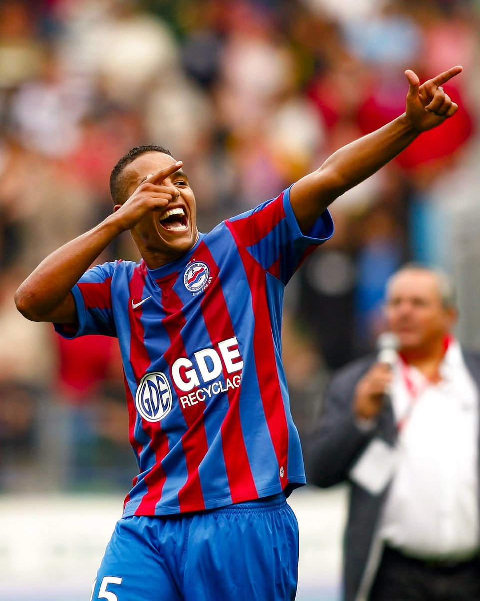 Ligue1's tweet image. 🔙 📸 Saison 2010/11
La célébration mythique de Youssef El-Arabi 🇲🇦 avec le @SMCaen 🏹