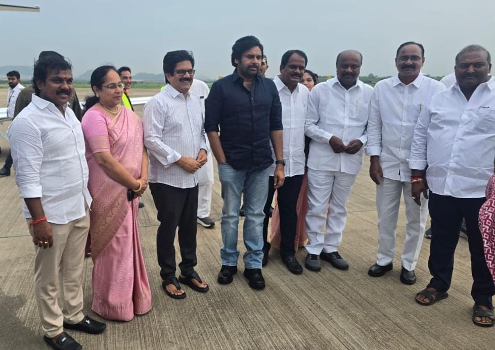 Panchakarla Ramesh Babu (@prameshbabumla) on Twitter photo విశాఖపట్నం విచ్చేసిన ఉప-ముఖ్యమంత్రి శ్రీ <a href="/PawanKalyan/">Pawan Kalyan</a> గారికి జనసేన పార్టీ ఎమ్మెల్యేలు,ప్రజాపతినిధులతో కలిసి స్వాగతం పలకడం జరిగింది విశాఖపట్నం విచ్చేసిన ఉప-ముఖ్యమంత్రి శ్రీ <a href="/PawanKalyan/">Pawan Kalyan</a> గారికి జనసేన పార్టీ ఎమ్మెల్యేలు,ప్రజాపతినిధులతో కలిసి స్వాగతం పలకడం జరిగింది