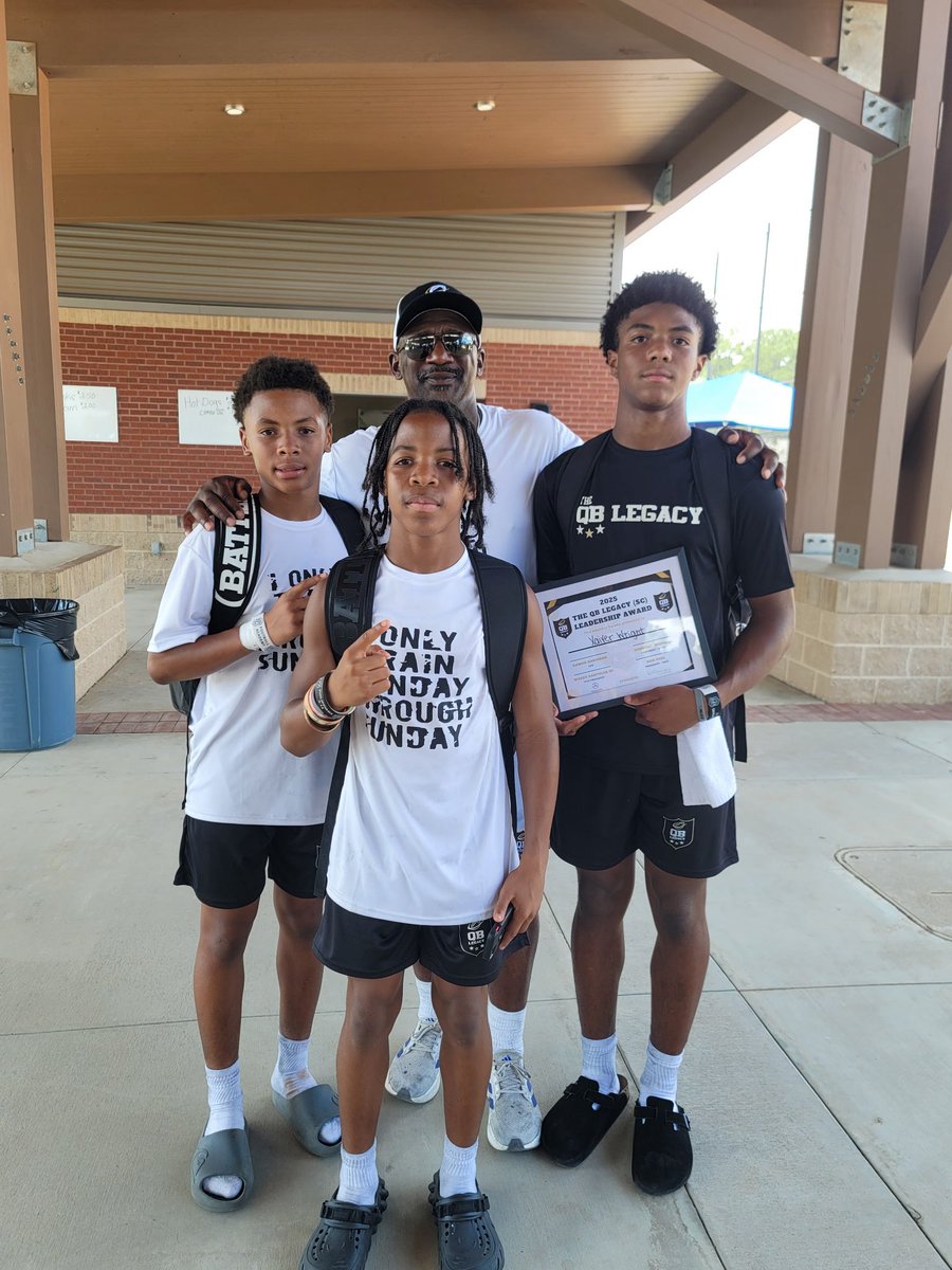XavierQB1Wright's tweet image. Had a great weekend at the QBL camp! I was blessed with the Leadership award.

@DBryant18 @qbcoachrr17 @GCA_FB @PrepRedzoneSC @QBHitList @TheUCReport