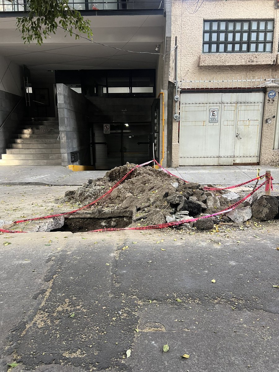 Pésimo <a href="/BJAlcaldia/">Alcaldía de Benito Juárez</a> <a href="/LuisMendozaBJ/">Luis Mendoza Acevedo</a> . Vinieron a "arreglar" el socavón, dejando un hoyo de mas de 2 m de profundidad abierto, van más de 36 horas y no han regresado a cerrar. Esto es un riesgo para la gente que pasa por aquí además de que está obstruyendo una entrada.