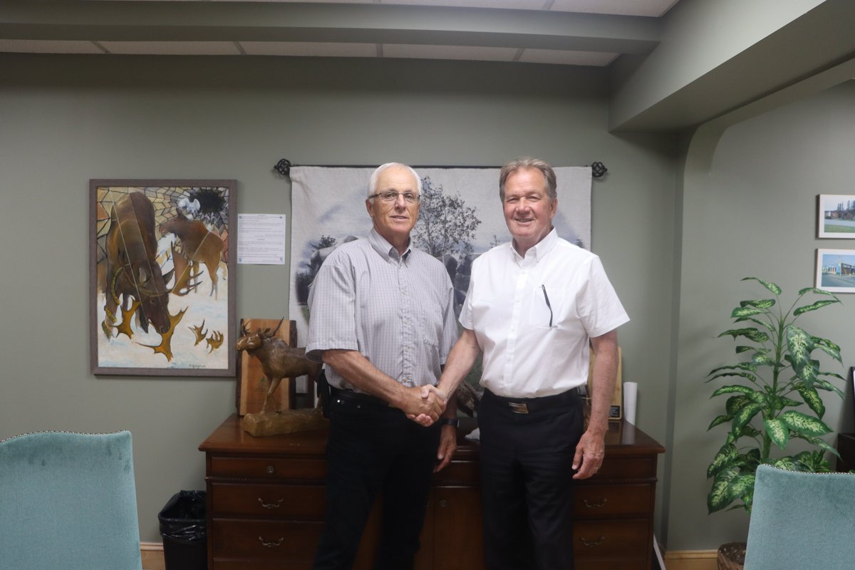 GeorgePirieMPP's tweet image. I was pleased to visit the proud community of Hearst to meet with the Mayor about economic development opportunities and visit the local Université de Hearst and the GreenFirst sawmill.
Great to see all the hard work going into developing future opportunities.