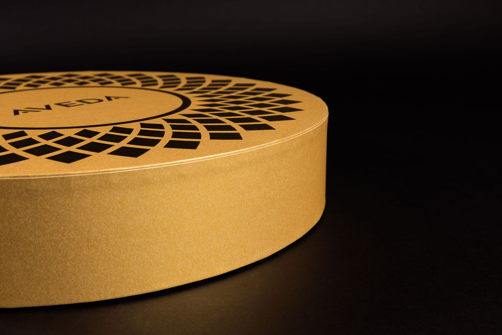 ShowcaseTweets's tweet photo. We worked with Aveda to create these striking round presentation boxes for their Miraculous Oil launch — wrapped in Peregrina Majestic Real Gold and finished with foil detailing on the lid to reflect the product’s premium feel.

See the full case study on our website. https://t.co/xAbBEg7Y4K