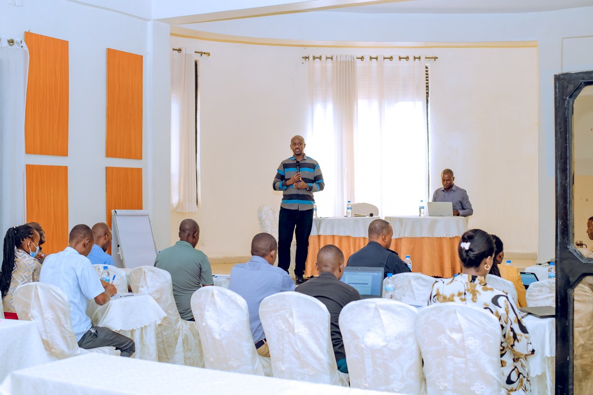 NyagatareDistr's tweet photo. Uyu munsi ku bufatanye bw'Akarere na @careinrwanda , @aeerwanda na #WaterforPeople, mu Karere hatangijwe amahugurwa y'iminsi 2 agenewe abagize urugaga rw’Akarere rushinzwe amazi, isuku n’isukura. 1/2 https://t.co/KvadaLss7Q