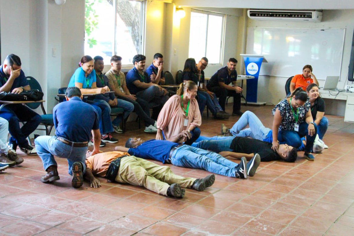 IMA_Pma's tweet image. Personal de la Dirección Regional del IMA en Herrera participó en una capacitación sobre primeros auxilios, impartida por expertos del Sinaproc.
La formación combinó teoría y práctica, abordando técnicas esenciales como reanimación cardiopulmonar, control de hemorragias y otras.