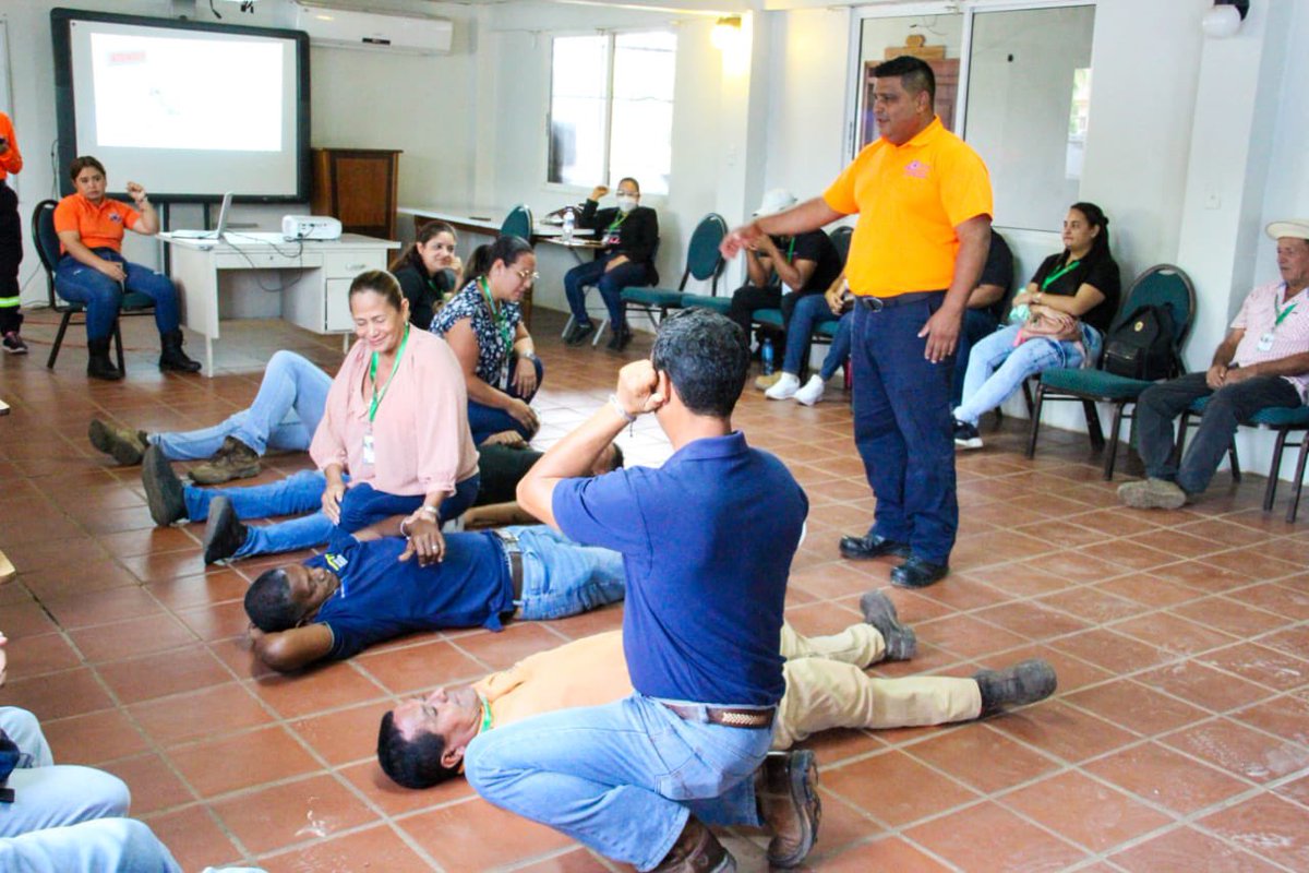 IMA_Pma's tweet image. Personal de la Dirección Regional del IMA en Herrera participó en una capacitación sobre primeros auxilios, impartida por expertos del Sinaproc.
La formación combinó teoría y práctica, abordando técnicas esenciales como reanimación cardiopulmonar, control de hemorragias y otras.