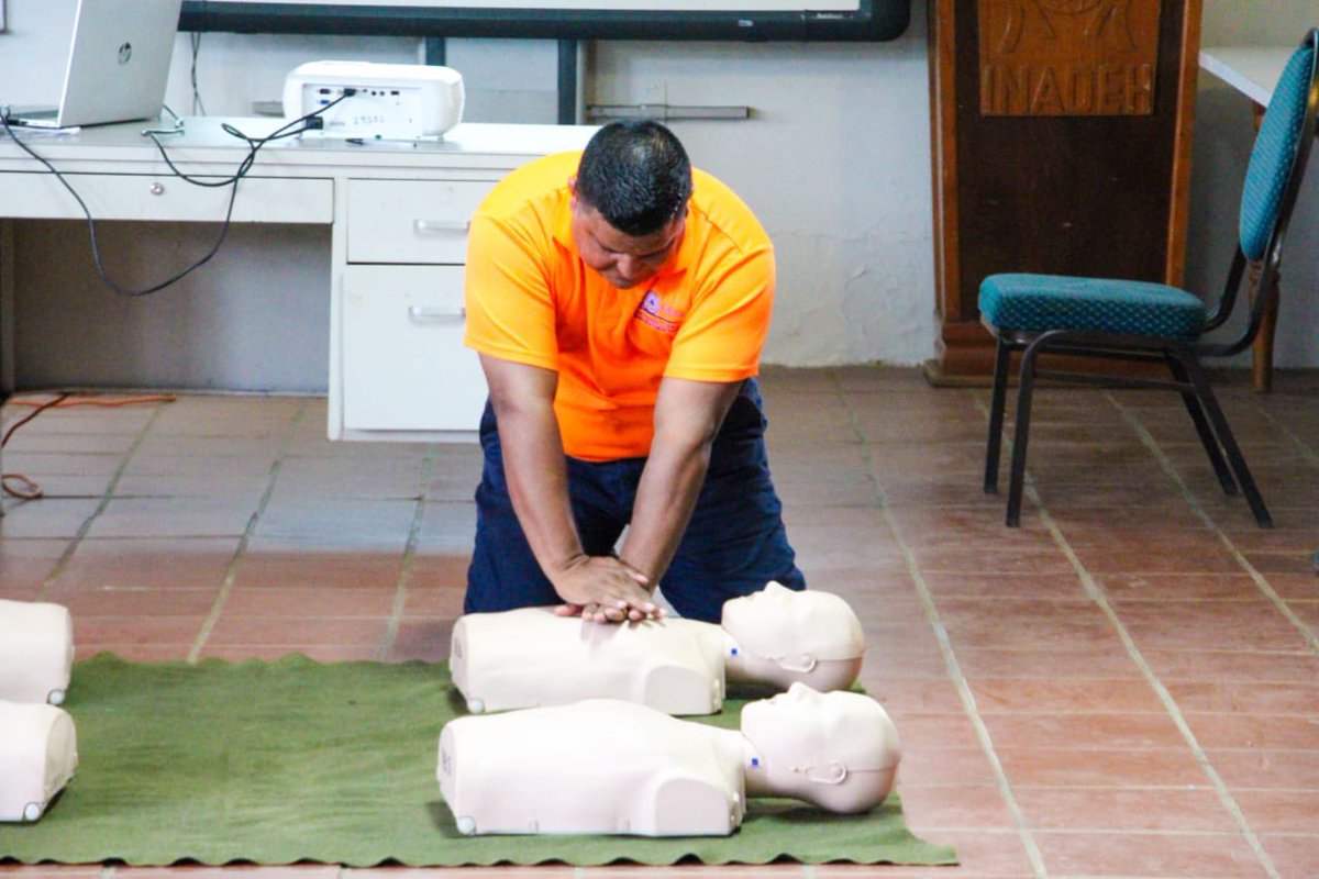 IMA_Pma's tweet image. Personal de la Dirección Regional del IMA en Herrera participó en una capacitación sobre primeros auxilios, impartida por expertos del Sinaproc.
La formación combinó teoría y práctica, abordando técnicas esenciales como reanimación cardiopulmonar, control de hemorragias y otras.