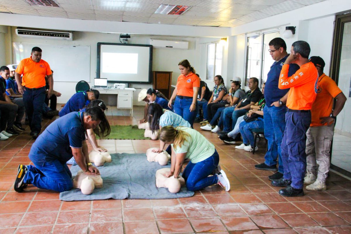 IMA_Pma's tweet image. Personal de la Dirección Regional del IMA en Herrera participó en una capacitación sobre primeros auxilios, impartida por expertos del Sinaproc.
La formación combinó teoría y práctica, abordando técnicas esenciales como reanimación cardiopulmonar, control de hemorragias y otras.