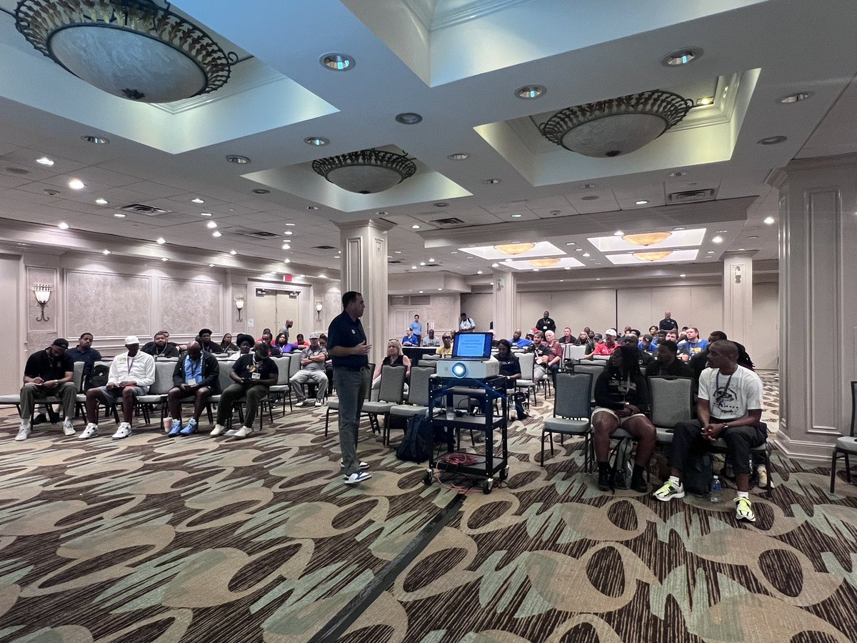 TheLHSCA's tweet image. Thank you Daniel Gautreaux for your commitment to growing the relationship between coaches and officials across our sports in Louisiana.
The @lhsoa has been working hard all summer and we appreciate that!