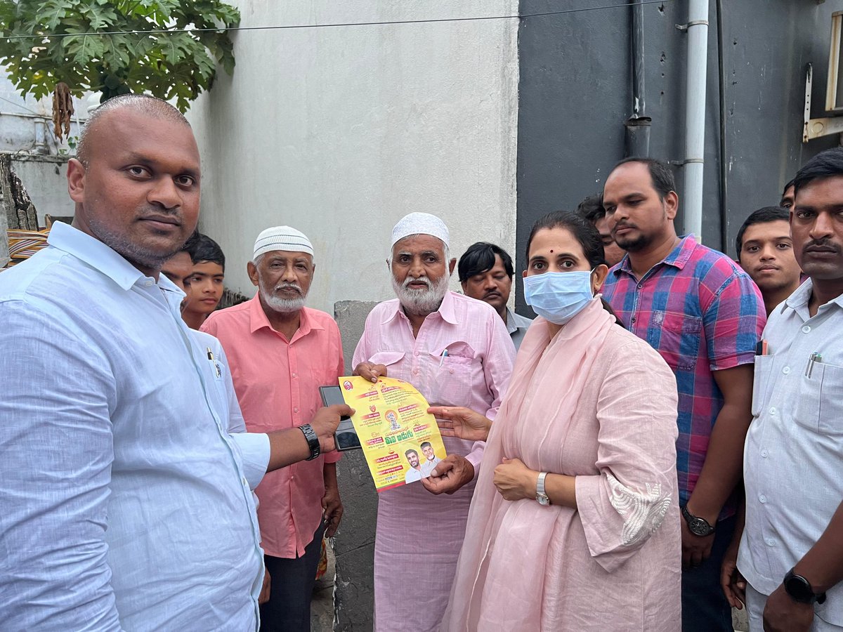 R_Madhavi_Reddy's tweet image. ‘‘సుపరిపాలనలో తొలిఅడుగు – ఇంటింటికి తెలుగుదేశం’’ కార్యక్రమంలో భాగంగా ఈ రోజు కడప నగరంలోని 21 డివిజన్ లోగల సున్నాపురాళ్లపల్లి ప్రాంతంలో కార్యక్రమం విజయవంతంగా నిర్వహించబడింది. అధికారంలోకి వచ్చిన సంవత్సరం కాలంలో కూటమి ప్రభుత్వం తీసుకొచ్చిన మార్పులను, ప్రజల సంక్షేమం–అభివృద్ధి కోసం…