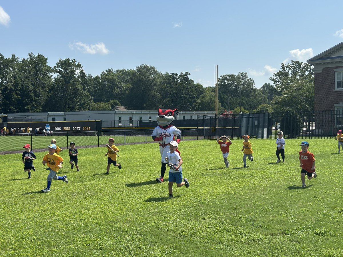 RMCJackets's tweet image. We had a special guest appearance at camp! Thank you to Nutzy and the @GoSquirrels for stopping by! #TheStandard