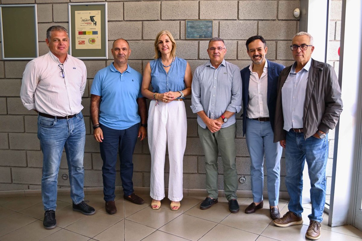 AlexArbelo's tweet image. El @CabildoTenerife reconoce la figura de @FelixGuamasa al frente del @CB1939Canarias. Todo reconocimiento que se le haga es poco...