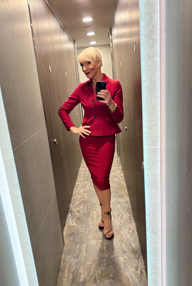 DawnNeesom's tweet image. Busy day @GBNEWS with @benleo444. Celebrating #OzzyOsbourne life 🦇 #englandwomen success 🏴 & wondering how free 4 star hotel accommodation in #CanaryWharf is a deterrent to #Illegalimmigrants 🤨 #GBNews