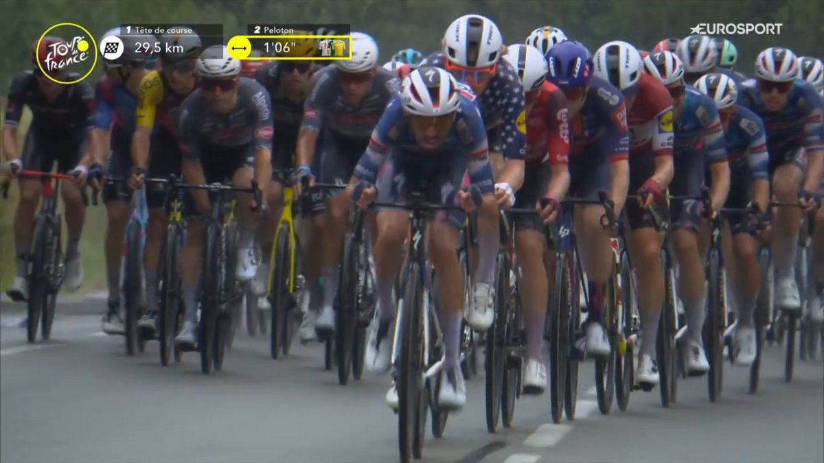 LeGruppetto's tweet image. Vainqueur hier au sommet du Mont Ventoux, Valentin Paret-Peintre vient aider la poursuite à l'avant du peloton ! Une bonne pluie s'abat sur les coureurs désormais. L'échappée ne perd rien pour le moment, toujours plus d'une minute. #TDF2025