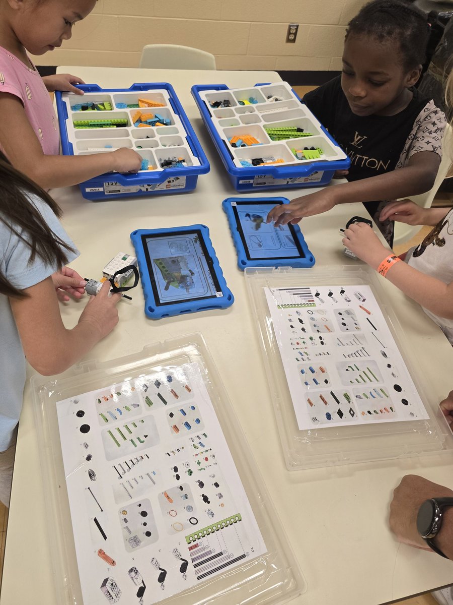 TCDSBSummerLrn's tweet image. Snapology at St. Timothy today! Students built a race car and used block coding to make it move. Thank you @MorassuttiS and @TCDSB #ExperientialLearning for funding these experiences 🏎 #TCDSBslp2025 @KerrEteach @BrendaSevillano @MsCRoti @msiamundo