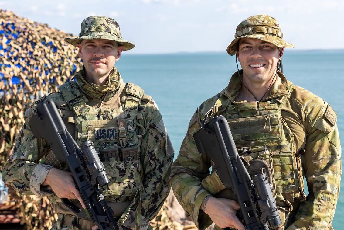 USCGPACAREA's tweet image. 🇦🇺✨ USCG Port Security Unit 307 has arrived in Darwin, starting with a Welcome to Country and ceremony. They&apos;re training with the Australian Army to enhance port defense and exchange strategies. The U.S.-Australia alliance is key for peace in the Indo-Pacific! #TalismanSabre