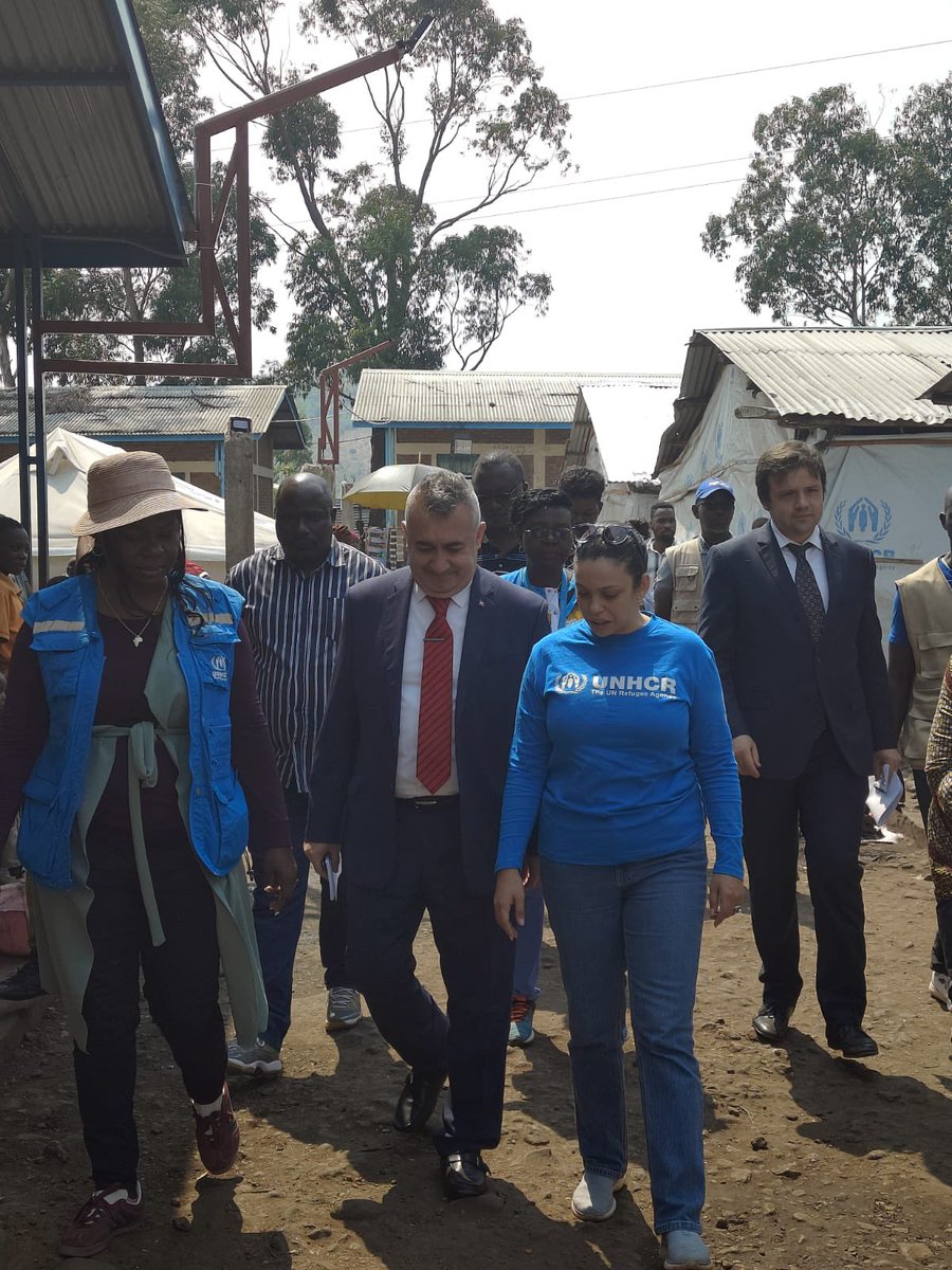 TC_BujumburaBE's tweet photo. Nous avons livré le matériel de l’aide humanitaire, qui a été fourni par la contribution de @AFADBaskanlik , en cooperation avec le Secrétaire Permanent @GenreMinistere M. Pontien Hatungimana, @MininterInfosBi et @UNHCR_Burundi aux 200 familles Congolais qui sont accueillies https://t.co/iwIYRSxxXO