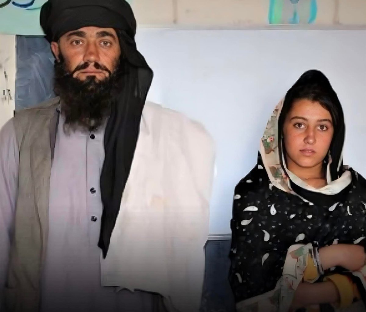 Uncensorednewsw's tweet image. 👨👧A father in #Afghanistan rides 12 km every day on his motorcycle to take his daughters to school and waits 4 hours outside until they finish class. ❤️📚
Mia Khan, from Paktika province, is determined to give his daughters the education they deserve, even in the face of cultural…