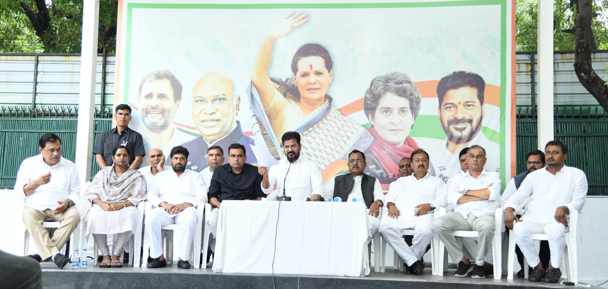 Telangana CMO (@telanganacmo) on Twitter photo ఢిల్లీ: తెలంగాణలో వెనుకబడిన తరగతులకు 42 శాతం రిజర్వేషన్లతో స్థానిక ఎన్నికలు నిర్వహించేందుకు ప్రభుత్వం కృత నిశ్చయంతో ఉన్నదని ముఖ్యమంత్రి శ్రీ <a href="/revanth_anumula/">Revanth Reddy</a> గారు స్పష్టం చేశారు. బీసీలకు 42 శాతం రిజర్వేషన్లు కల్పిస్తూ శాసనసభ ఆమోదించిన బిల్లులకు చట్టబద్ధత కల్పించాల్సిన ఢిల్లీ: తెలంగాణలో వెనుకబడిన తరగతులకు 42 శాతం రిజర్వేషన్లతో స్థానిక ఎన్నికలు నిర్వహించేందుకు ప్రభుత్వం కృత నిశ్చయంతో ఉన్నదని ముఖ్యమంత్రి శ్రీ <a href="/revanth_anumula/">Revanth Reddy</a> గారు స్పష్టం చేశారు. బీసీలకు 42 శాతం రిజర్వేషన్లు కల్పిస్తూ శాసనసభ ఆమోదించిన బిల్లులకు చట్టబద్ధత కల్పించాల్సిన