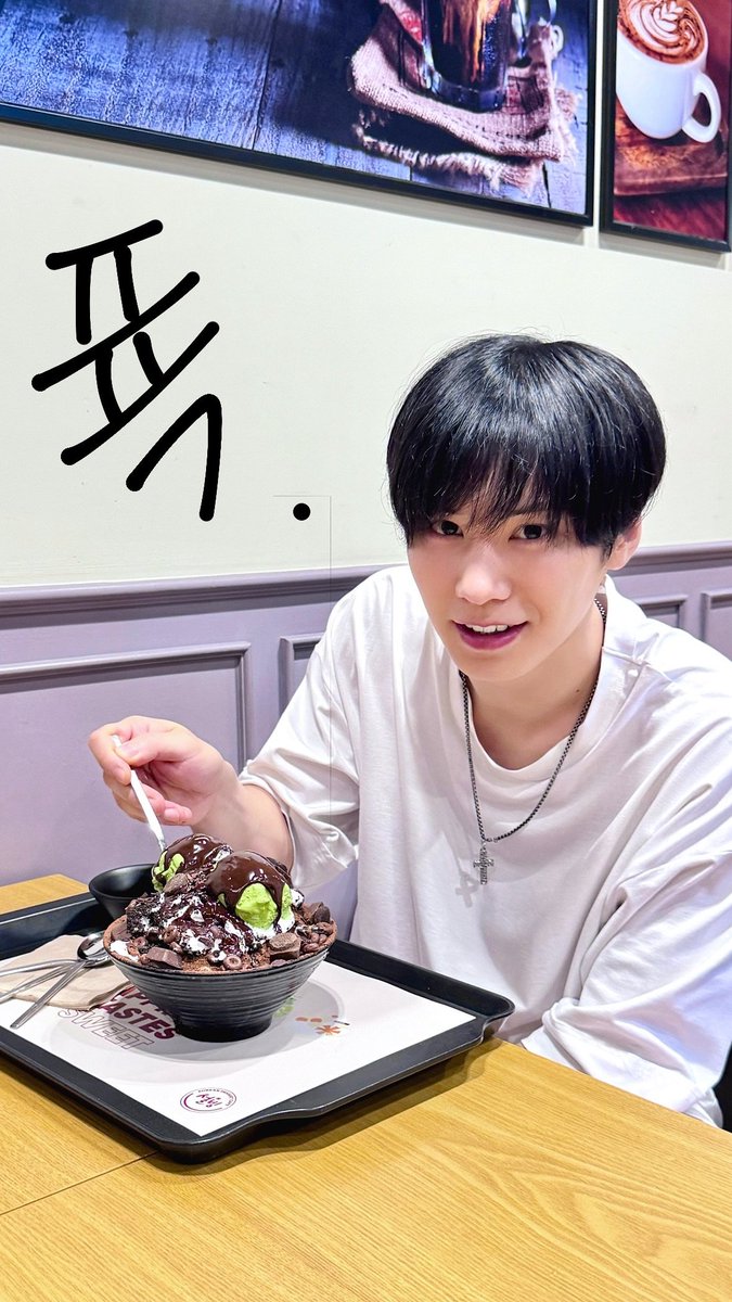 <a href="/p_rockyent/">ROCKY</a> vía Historias de IG.❤️🐺

Bingsu!!
Choco Bingsu...
Hang!
Guau.

Tan precioso nuestro Ceo comiendo Bingsu 🤭😍❤️

#Rocky #Hamo #라키 #하모