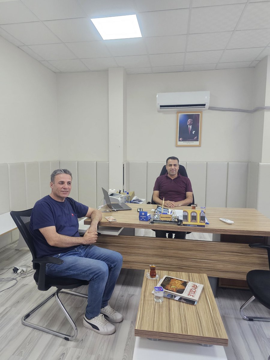 " Sadece başlayın...
Gerekirse yavaş başlayın...
Gerekirse küçük başlayın...
Ama mutlaka başlayın.
Her iyi şey ilk adımla başlar..."

Kayapınar İlçe Milli Eğitim Şube Müdürü olarak tekrar atanmam sebebiyle, M. Zahit Demir müdürüm 'Hayırlı olsun' ziyaretine geldi...