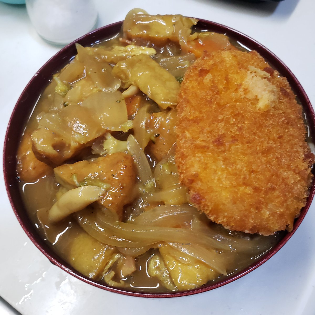 本日のお品書き
🍛うどぅんorそば コロッケ付き

雨不足により米の生産が少なそうとゆー情報を得て麺類を増やす作戦( ˙¯˙)

ドラクエVII経過報告
アイラを仲間に迎え当然の如く3度目の転職祭りに突入(  °꒳​° )
メルビンも上級職をほぼ終え最上級職へ
ラスボスへの謁見はまだ遠い…
0(:3 _ )～