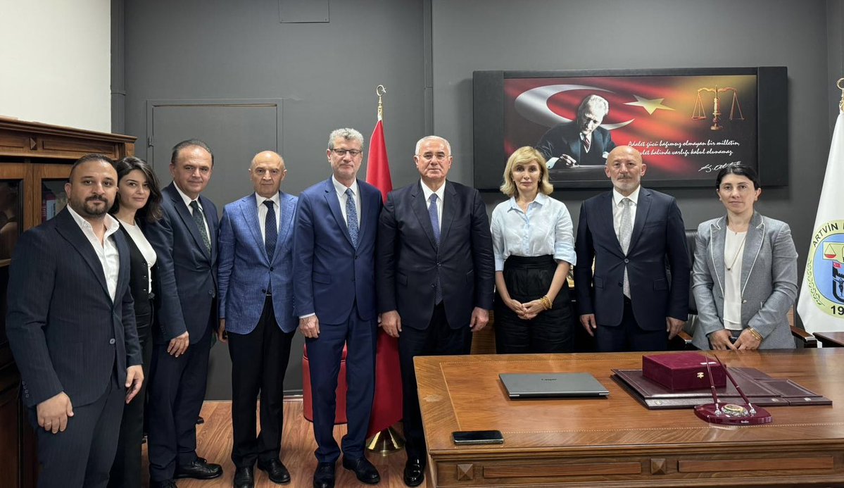 Kamu Denetçiliği Kurumu (Ombudsmanlık) (@trombudsman) on Twitter photo 📍Artvin
Kamu Başdenetçisi Sayın Mehmet Akarca ve Kamu Denetçiliği Kurumu heyeti, program kapsamında, Artvin Barosu Başkanı Sayın Av. Handan Demiral Almalı’yı ziyaret etti.
<a href="/artvinbaro/">Artvin Barosu</a> <a href="/e_erkanbalta/">E. Erkan Balta 🇹🇷</a>
#MehmetAkarca #KDK 📍Artvin
Kamu Başdenetçisi Sayın Mehmet Akarca ve Kamu Denetçiliği Kurumu heyeti, program kapsamında, Artvin Barosu Başkanı Sayın Av. Handan Demiral Almalı’yı ziyaret etti.
<a href="/artvinbaro/">Artvin Barosu</a> <a href="/e_erkanbalta/">E. Erkan Balta 🇹🇷</a>
#MehmetAkarca #KDK