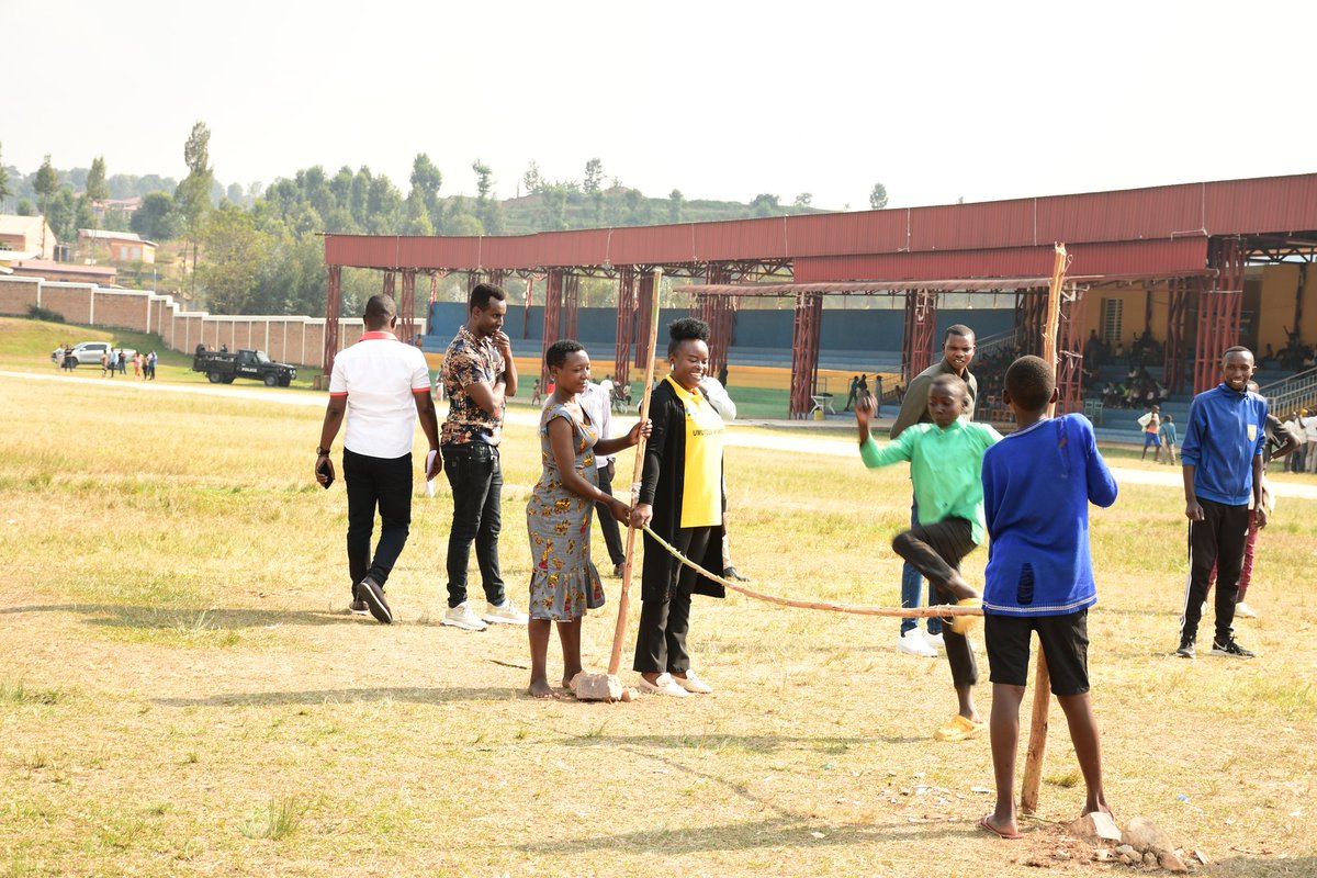 Nyamagabe District (@nyamagabe) on Twitter photo Visi Meya, <a href="/uwamariya_agnes/">Uwamariya Agnes</a> abasabye gukunda no kurushaho kwitabira iyi gahunda kuko bazayungukiramo byinshi.
Ati: "Muyitabire. Turifuza ko muba abana bafite ubuzima bwiza kuko ni mwe Rwanda rw'ejo. Turifuza ko muba abana bafite isuku, bubaha ababyeyi kandi bakunda ishuri." 3/4 Visi Meya, <a href="/uwamariya_agnes/">Uwamariya Agnes</a> abasabye gukunda no kurushaho kwitabira iyi gahunda kuko bazayungukiramo byinshi.
Ati: "Muyitabire. Turifuza ko muba abana bafite ubuzima bwiza kuko ni mwe Rwanda rw'ejo. Turifuza ko muba abana bafite isuku, bubaha ababyeyi kandi bakunda ishuri." 3/4