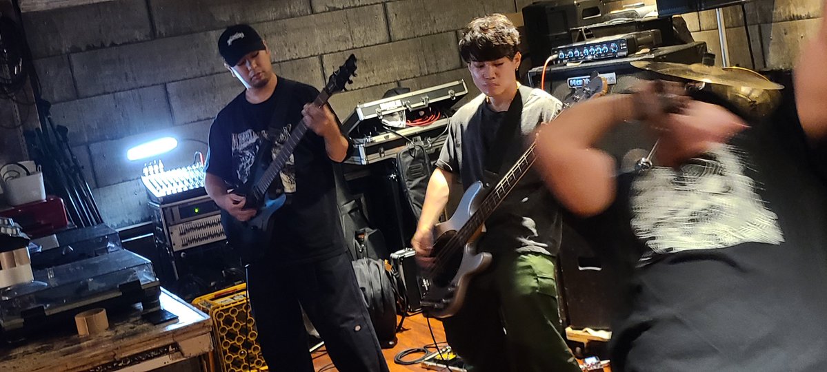 Torture Smile、ヒステリックに叫び動きまくるボーカル氏＆カチッと固める堅実な演奏隊の構図が印象的で、それぞれの旨味が良い塩梅な激しさでした