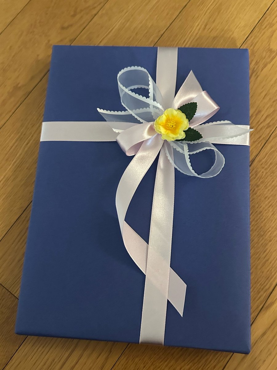 jisububble's tweet image. 250723 · 11:39PM KST 🍯💭

“I had such a long day that I came home completely exhausted but when I got home, I looked through the birthday message book that MIDZY sent me and it made me smile and feel so healed ㅎㅎ”

+📸

“It was filled with so many fun sections and beautiful…