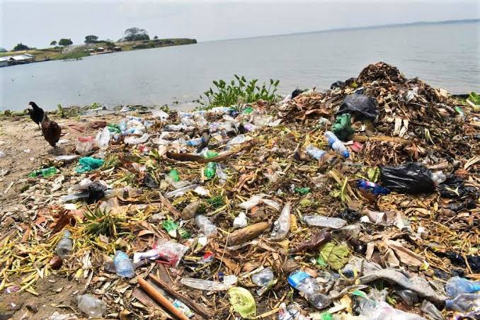 CapitalFMUganda's tweet image. Lake Victoria pollution surge
The Lake Victoria Basin Commission reports a sharp increase in pollution in Lake Victoria, the world’s second‑largest freshwater lake shared by Uganda, Kenya, and Tanzania. Pollution from untreated sewage, agricultural runoff, and industrial waste…