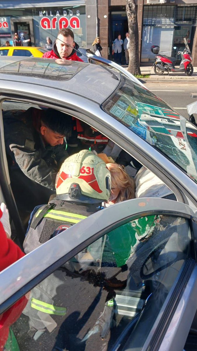 Nnicolas103's tweet image. Choque entre un vehículo particular y un colectivo de la línea 106, en Scalabrini Ortiz al 800. Bomberos de la Ciudad asiste a una mujer, ocupante del auto y establece medidas de seguridad. La víctima es trasladada al H. Durand.